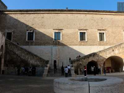 Siamo ora nel cortile ristrutturato da Bona Sforza, che con la mamma Isabella d�Aragona trasform� la fortezza nel 500 in una raffinata corte rinascimentale